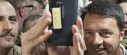 Renzi si fa i selfie con i militari