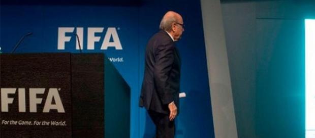 Blatter abandona la presidencia del fútbol mundial Blatter abandona la presidencia del fútbol mundial