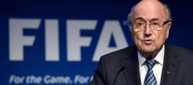 Blatter renuncia à presidência da FIFA Blatter renuncia à presidência da FIFA