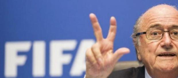 Blatter se va en medio de una gran controversia Blatter se va en medio de una gran controversia