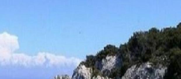 Cadavere di uno sconosciuto fra gli scogli. Cadavere di uno sconosciuto fra gli scogli.