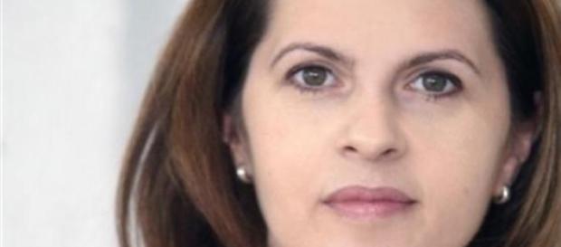 Cântul de crisalidă al Adrianei Săftoiu Cântul de crisalidă al Adrianei Săftoiu