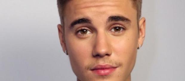 Justin Bieber da un beso a un hombre Justin Bieber da un beso a un hombre