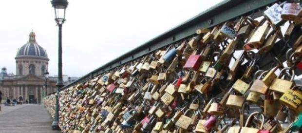 Paris is going to remove the “love locks” Paris is going to remove the “love locks”
