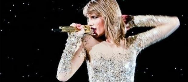 Taylor Swifts Freundinnen hintergehen sie. Taylor Swifts Freundinnen hintergehen sie.