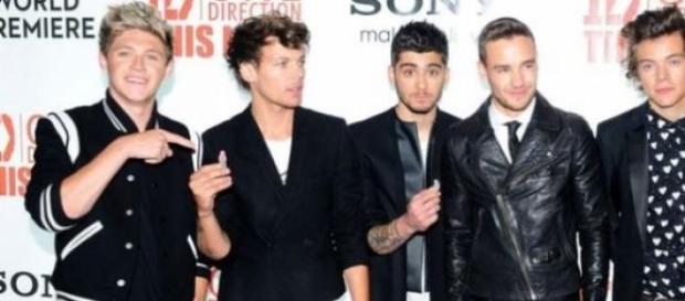 Zayn Malik com os One Direction Zayn Malik com os One Direction