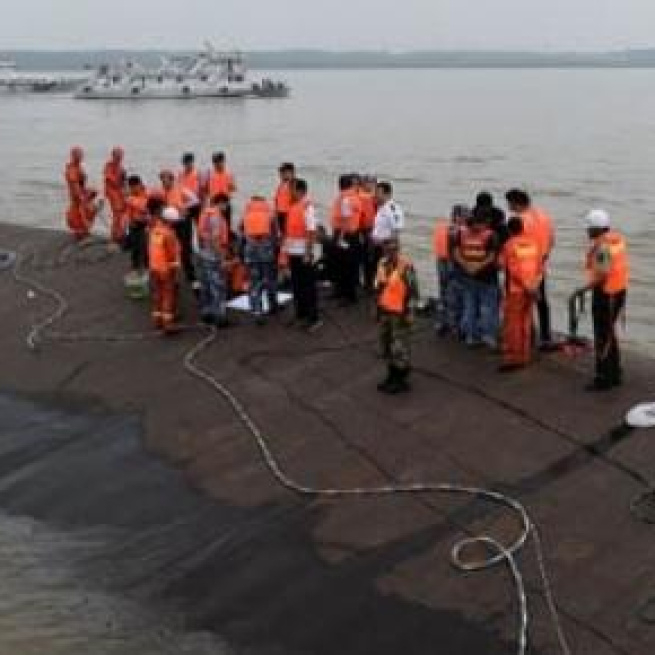 China boat capsized in Yangtze River 