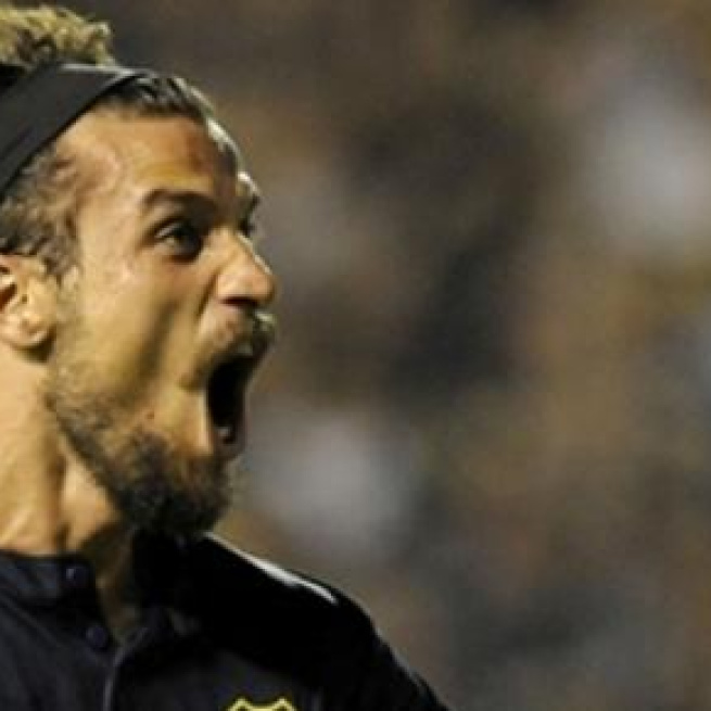 Daniel Osvaldo en su grito de gol