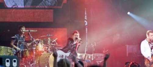Muse vuelve a un estilo más rockero en 'Drones'