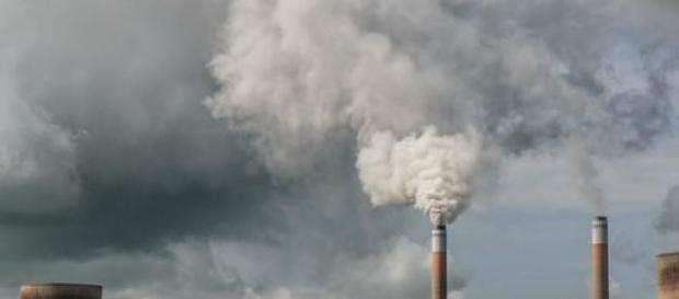 Poluição humana põe a Terra em risco. Poluição humana põe a Terra em risco.