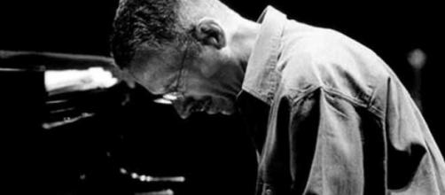 Keith Jarrett settantenne all'amato pianoforte.