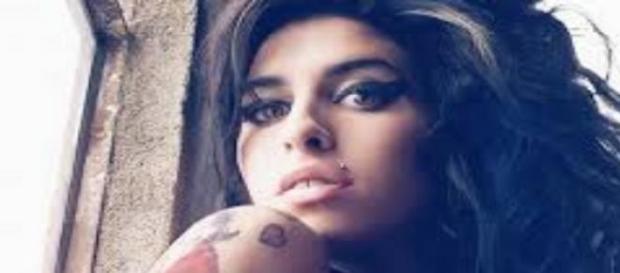 Amy Winehouse faleceu aos 27 anos de idade. Amy Winehouse faleceu aos 27 anos de idade.