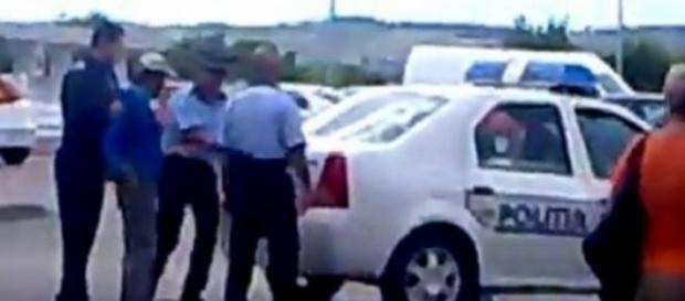 Bărbat băgat în portbagaj de către polițiști Bărbat băgat în portbagaj de către polițiști