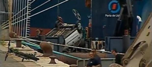 Carro esteve submerso durante várias horas Carro esteve submerso durante várias horas