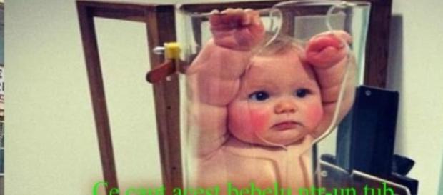 Ce caută acest bebeluş într-un tub de plastic?! Ce caută acest bebeluş într-un tub de plastic?!