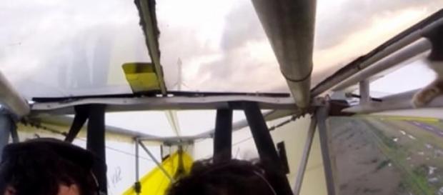 El inesperado copiloto, aferrado al ala. El inesperado copiloto, aferrado al ala.