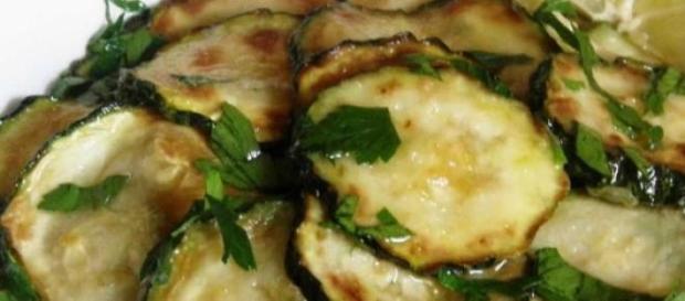 Le zucchine marinate con aggiunta di yogurt Le zucchine marinate con aggiunta di yogurt