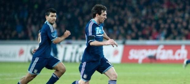 Messi lleva la pelota, acompaña Aguero Messi lleva la pelota, acompaña Aguero