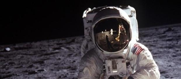 Neil Armstrong pisando la Luna por primera vez Neil Armstrong pisando la Luna por primera vez