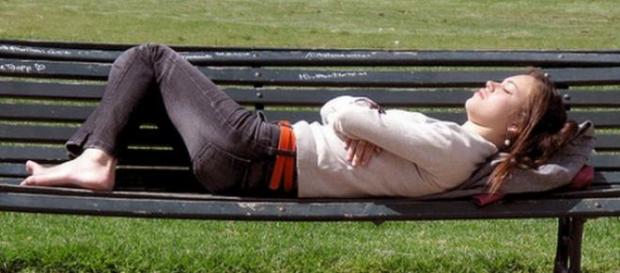 Persona durmiendo en el banco de la plaza. Persona durmiendo en el banco de la plaza.