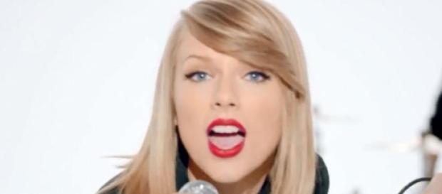 Taylor Swift é a princesa da pop. Taylor Swift é a princesa da pop.