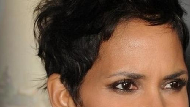Halle Berr, capelli con ciuffo ribelle