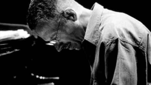 Keith Jarrett settantenne all'amato pianoforte.