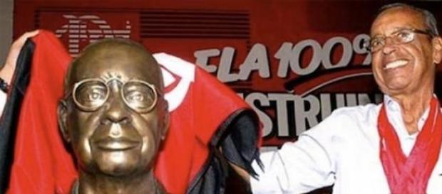 Carlinhos e seu busto, na Gávea Carlinhos e seu busto, na Gávea