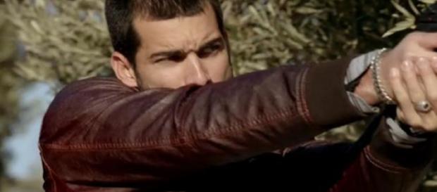 Faruq, en una escena de acción de la serie Faruq, en una escena de acción de la serie