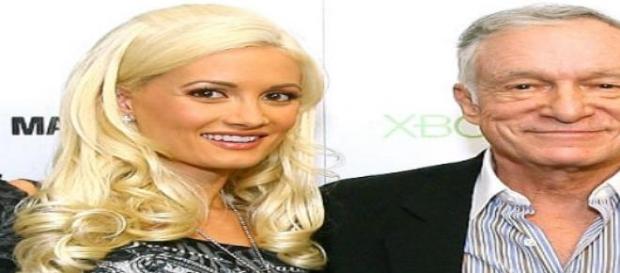 Holly quando namorava com Hugh Hefner. Holly quando namorava com Hugh Hefner.