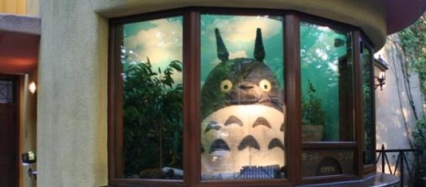 Réplica del personaje de Totoro, en la entrada Réplica del personaje de Totoro, en la entrada