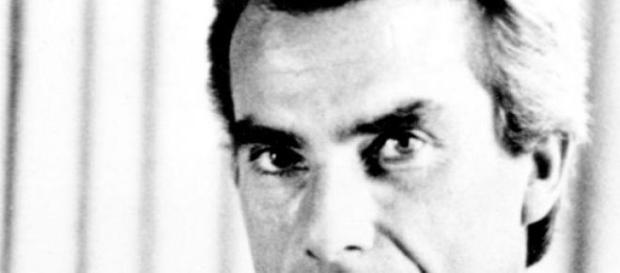 Sá Carneiro faleceu a 4/12/1980 e era 1º Ministro. Sá Carneiro faleceu a 4/12/1980 e era 1º Ministro.