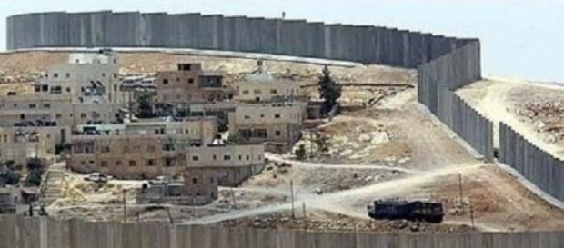 Un muro separa le parti a Gaza Un muro separa le parti a Gaza