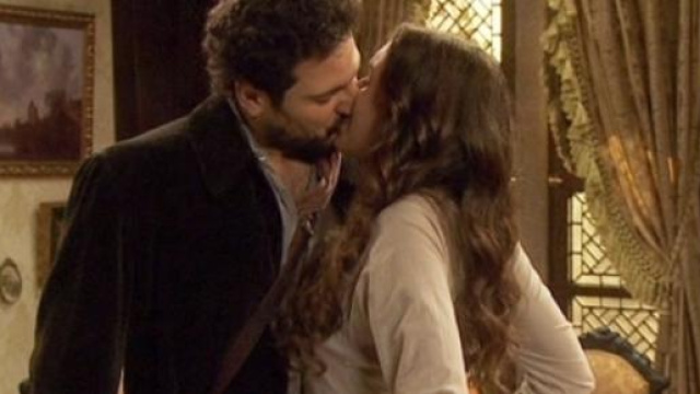 Il bacio tra Conrado e Aurora.