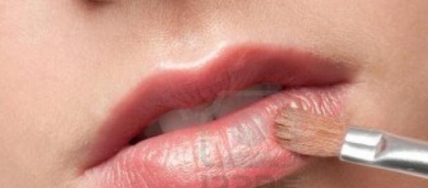 Aplicación del labial mediante pincel Aplicación del labial mediante pincel