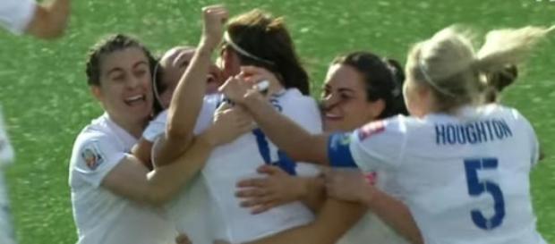 Jogadoras inglesas celebram golo da vitória Jogadoras inglesas celebram golo da vitória