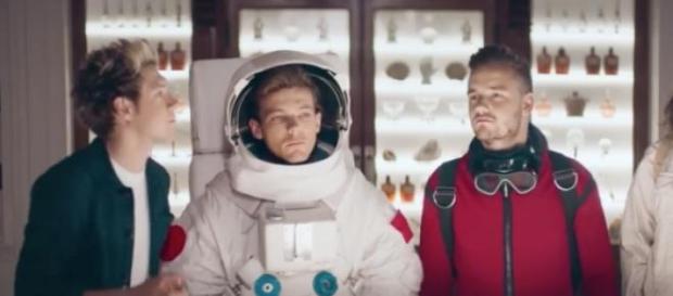 One Direction no anúncio do perfume 'Between Us' One Direction no anúncio do perfume 'Between Us'