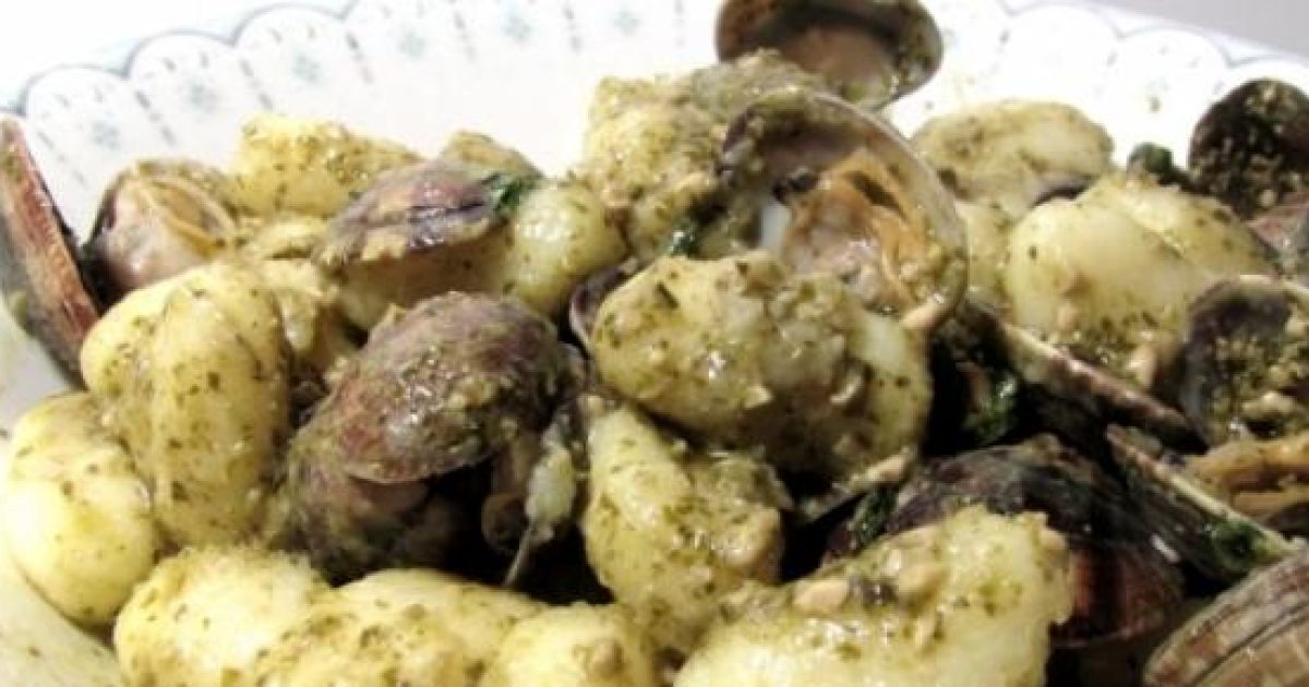 La ricetta degli gnocchi con pesto e vongole