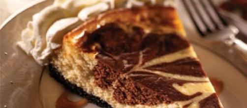 Cheesecake marmorizzata al cioccolato.