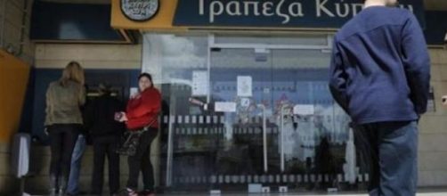 Ancora code ai bancomat in Grecia