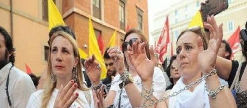 Insegnanti in corteo contro la fiducia