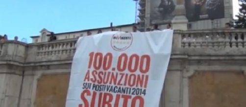 Lo striscione srotolato dai 5 stelle a Roma