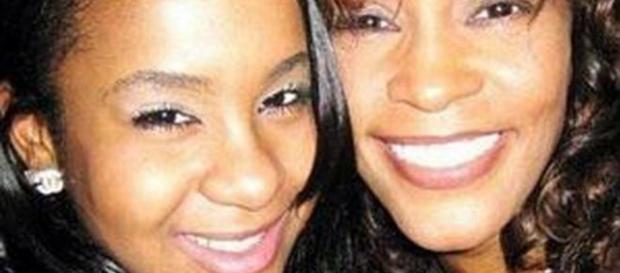 Bobbi Kristina con la madre Whitney Houston Bobbi Kristina con la madre Whitney Houston