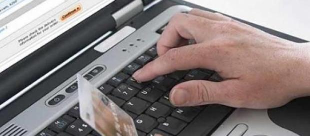 Debemos tener cuidado al comprar online. Debemos tener cuidado al comprar online.