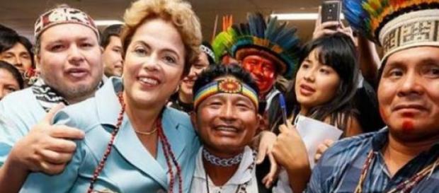 Dilma e índios saúdam a mandioca Dilma e índios saúdam a mandioca