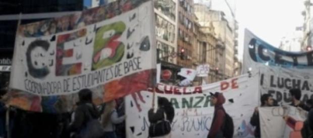 Estudiantes cortan Corrientes y Callao. Estudiantes cortan Corrientes y Callao.