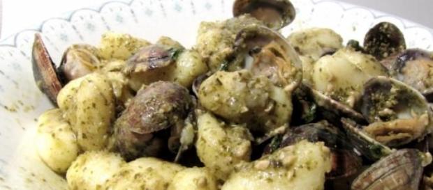 Gnocchi al pesto e vongole Gnocchi al pesto e vongole