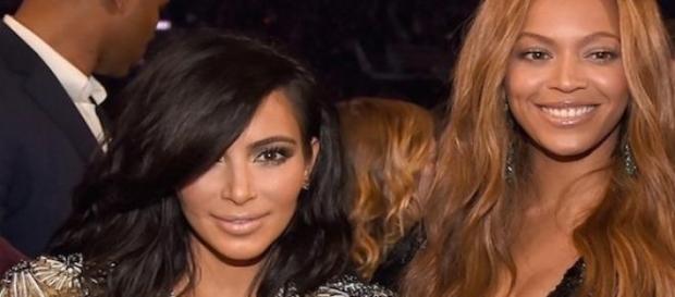 Kim Kardashian et Beyoncé aux Grammy Awards. Kim Kardashian et Beyoncé aux Grammy Awards.