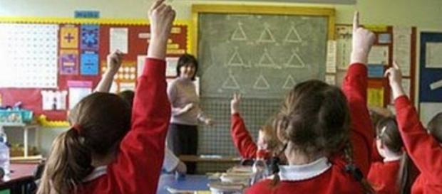 Niños estudiando en una clase Niños estudiando en una clase