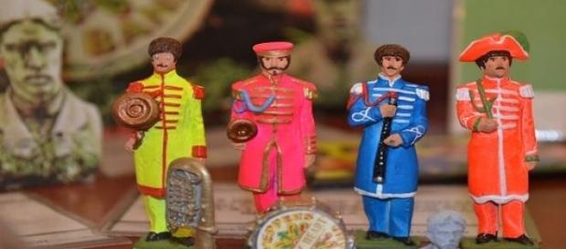 Pequeños muñecos de cerámica de la banda Pequeños muñecos de cerámica de la banda